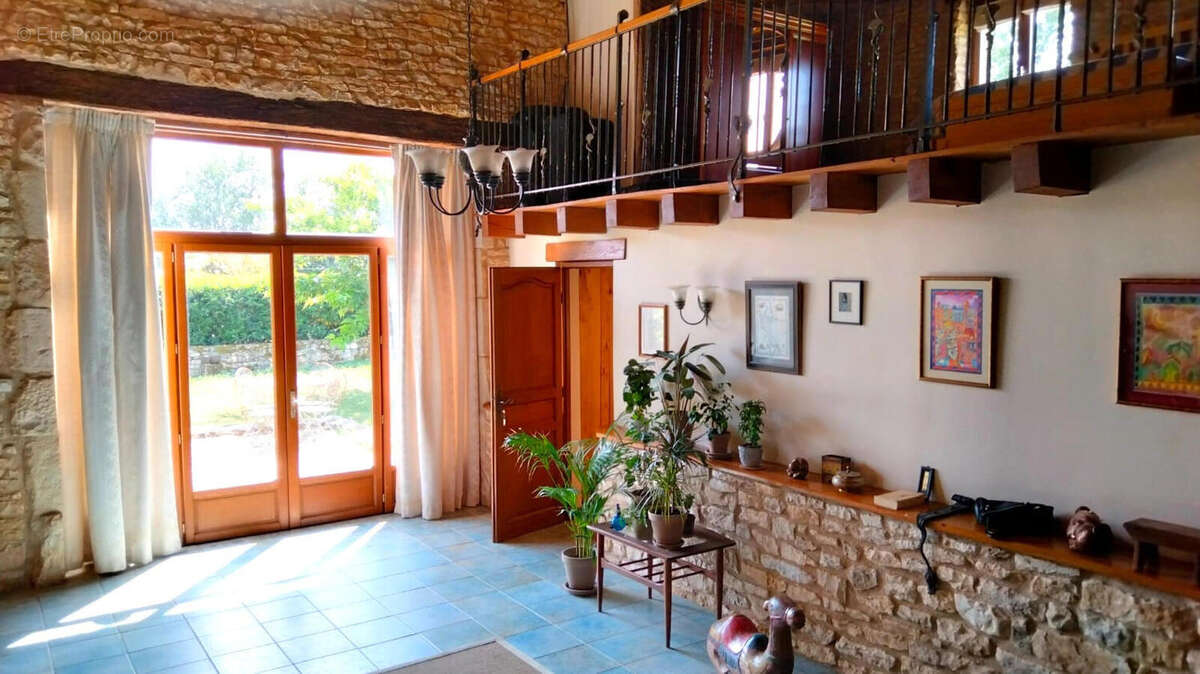 GRAND SALON - Maison à CELLEFROUIN