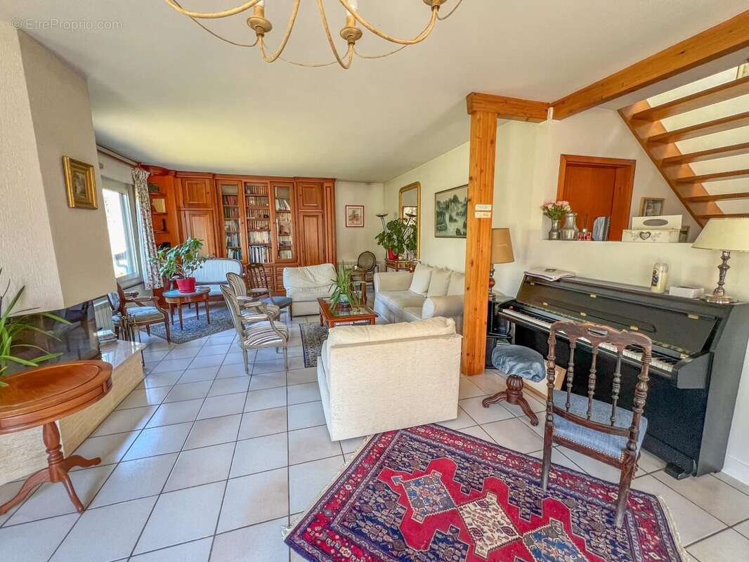 Maison à LE MESNIL-SAINT-DENIS