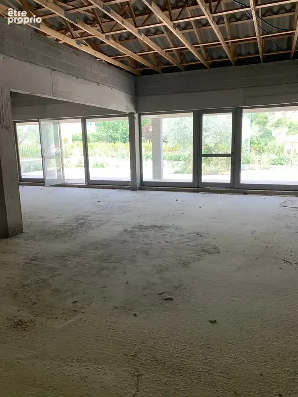 Terrain constructible de 3517 m² Bord de route comprenant 417 m² de locaux bruts - photo 7