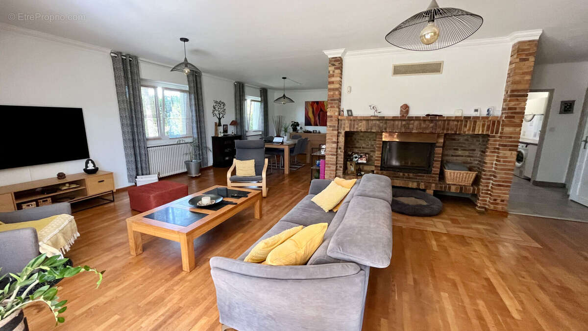 Maison à ENTRAIGUES-SUR-LA-SORGUE