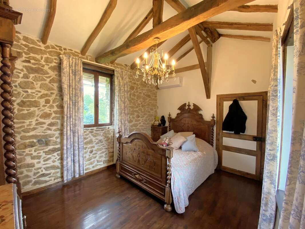 Maison de caractère de 4 chambres en pleine campagne,  avec près de 2ha de terrain attenant - photo 7