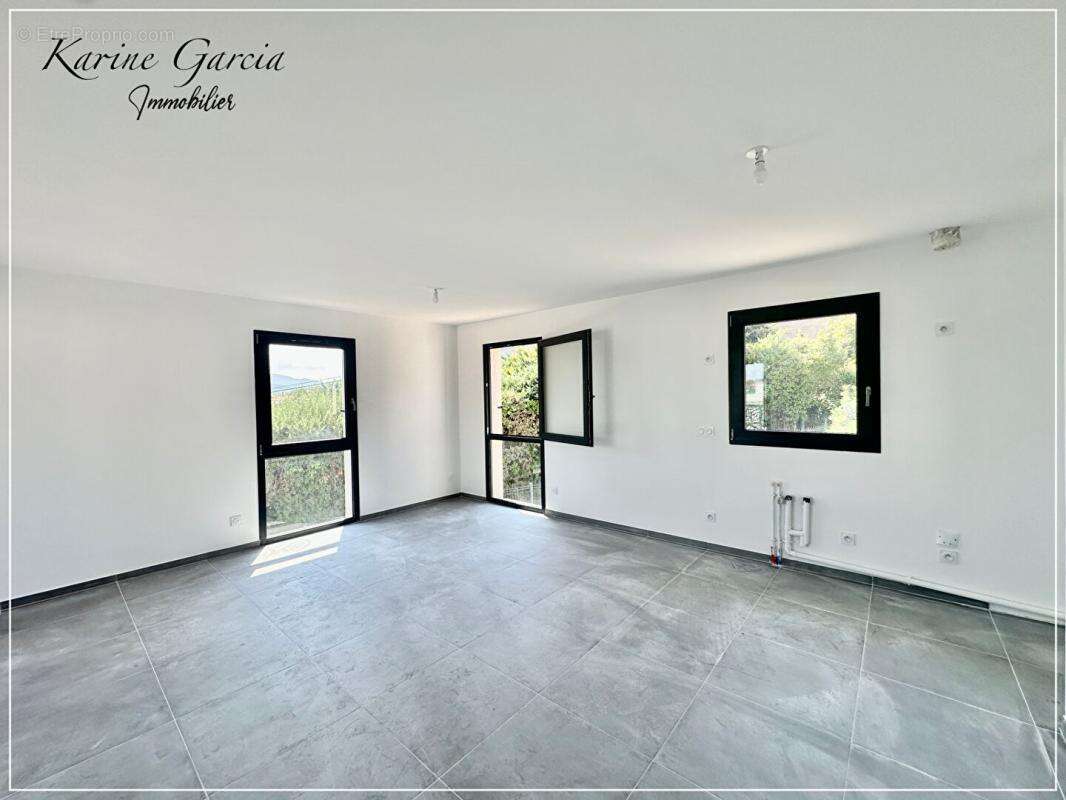Six fours les plages - a proximite des axes autoroutiers et commerces - appartement de type 3 - superficie 62 m2 - avec box en s - photo 4