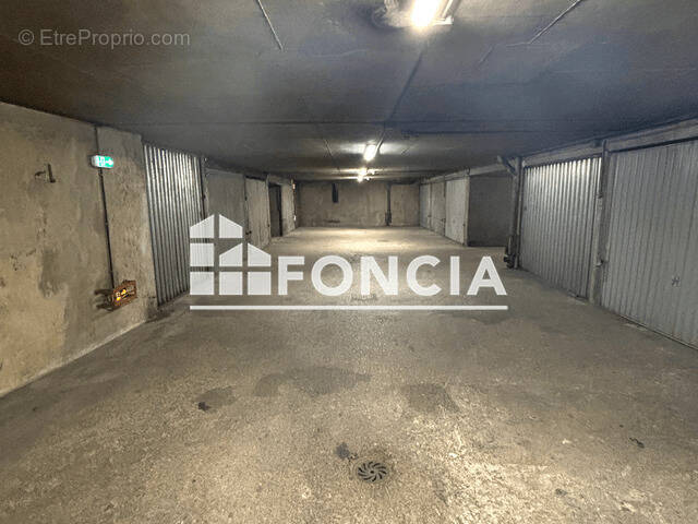 Parking à PARIS-18E