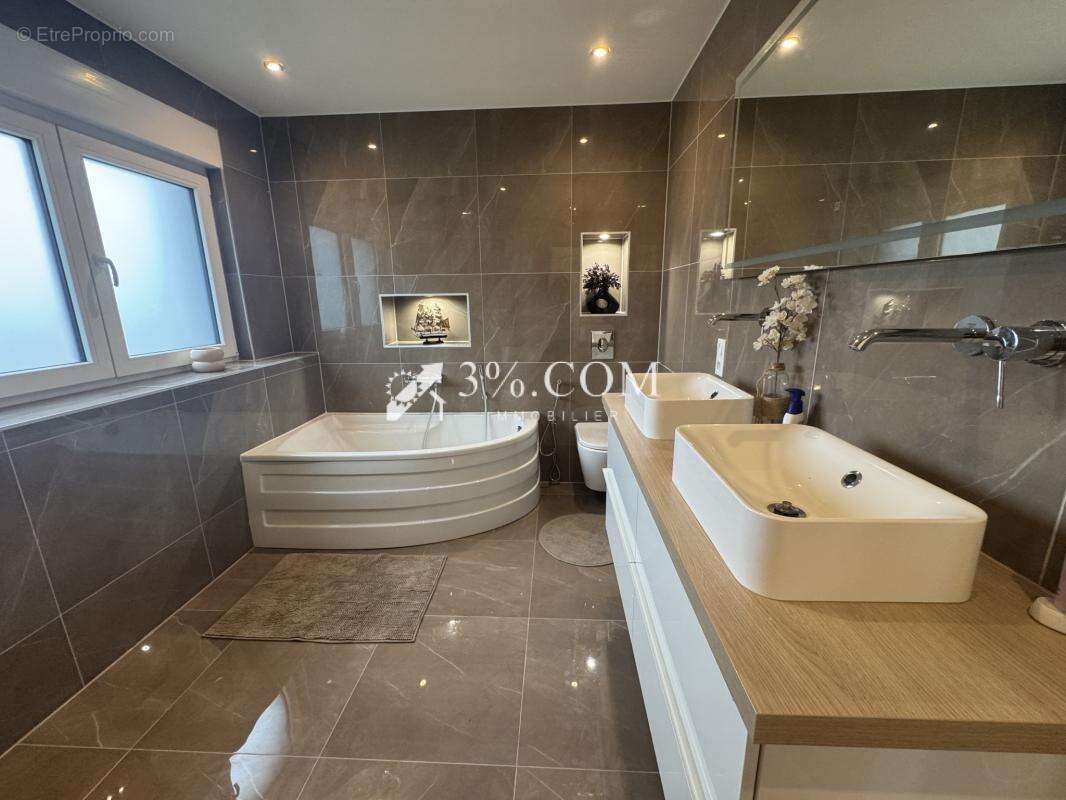 3%COM Belle maison d'architecte  4 chambres et 2 salles de b - photo 4