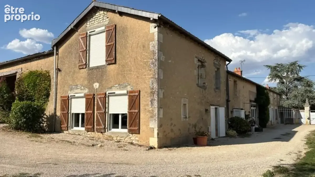 Propriété de caractère en pierre - 376 m² - Piscine chauffée -  Panneaux solaires - Champigny à 10minutes de N. de Poitou - photo 2