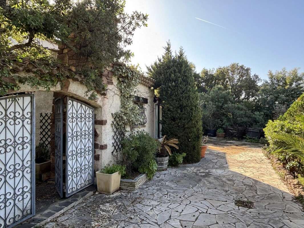Maison à LES ISSAMBRES