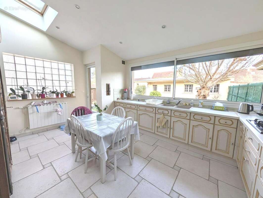 Maison à LES CLAYES-SOUS-BOIS