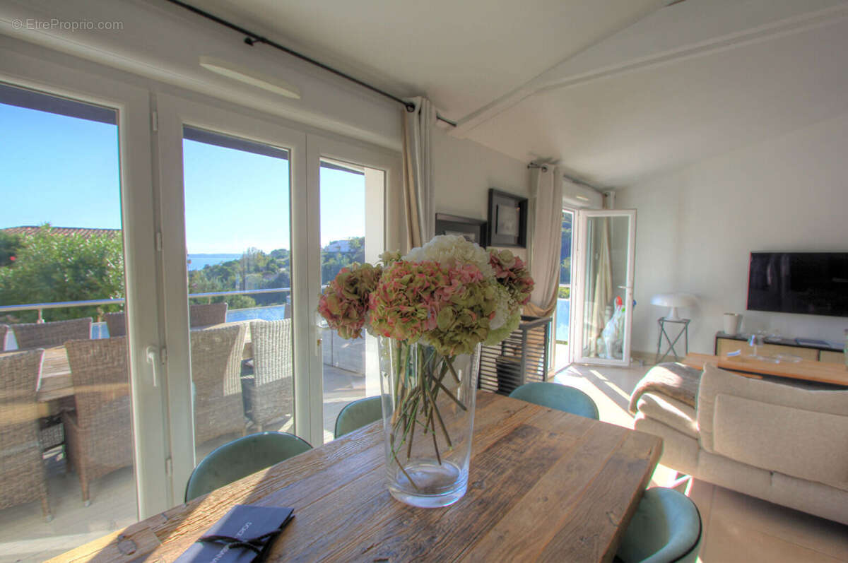 À vendre villa de 150 m² 5 pièces avec une jolie vue mer sur le golfe de saint-tropez et les collines, avec piscine et parking,  - photo 9