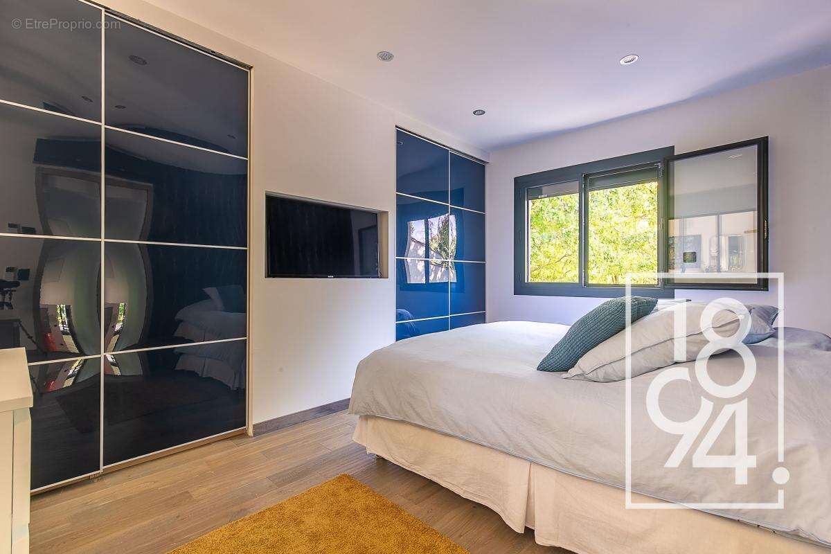 Maison 6/7 pièces de 215m2, terrain paysagé 3350m2, piscine, pool house, City stade, terrain de boule et 15 places de parking - photo 8