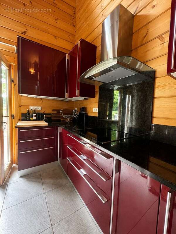 Cuisine équipée rouge et plan de travail noir à Rabastens-de-Bigorre  - Maison à RABASTENS-DE-BIGORRE