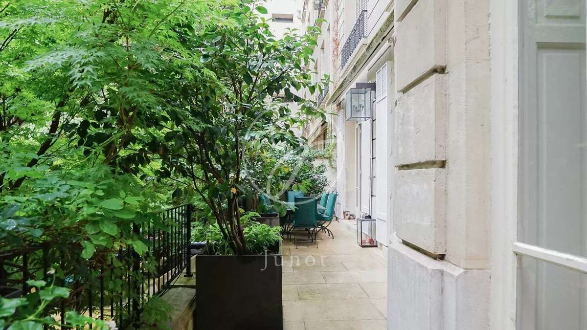 Appartement à PARIS-8E