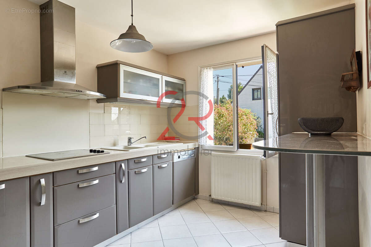 Maison familiale de 197m2 sur une parcelle totale de 691m2. - photo 5