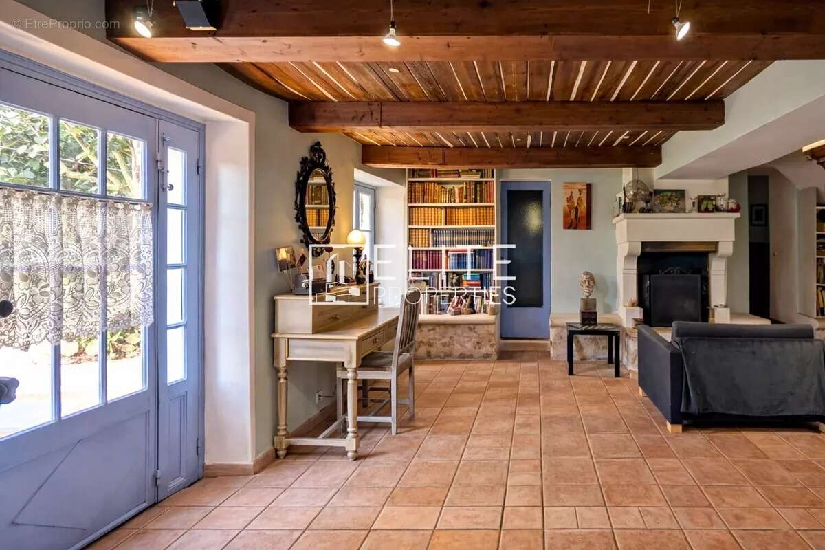 Grasse : Maison de Maître avec Potentiel Constructible Majeur ! - photo 12