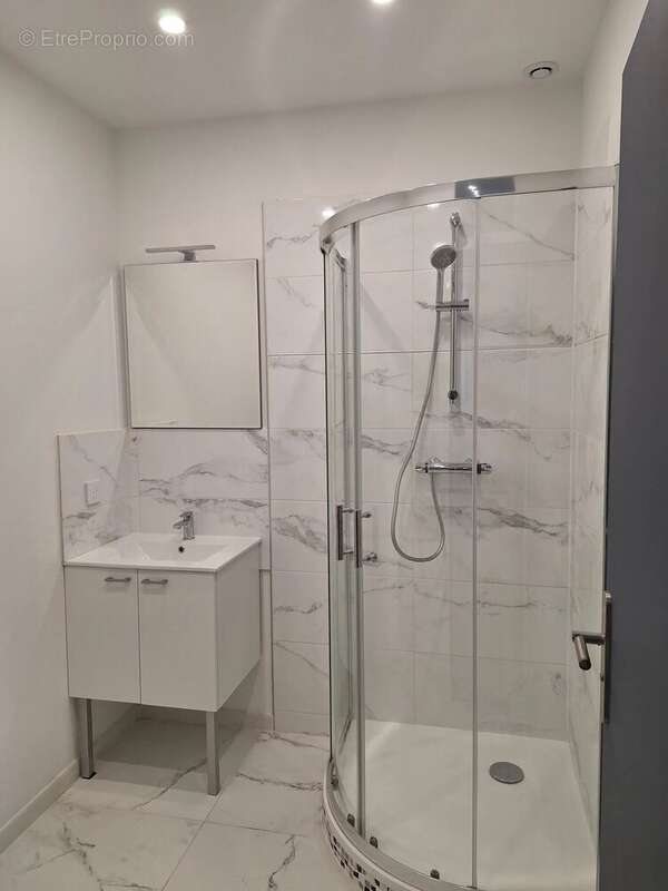 IDEAL CITADINS ! En plein centre ville rue piétonne, au 1er étage SUPERBE  T5 DE CARACTERE  de 86 m² entièrement refait à neuf - photo 7