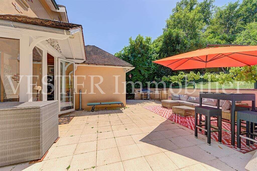 Sur un terrain de 3  000m², très agréable maison familiale d’environ 175m² - photo 3