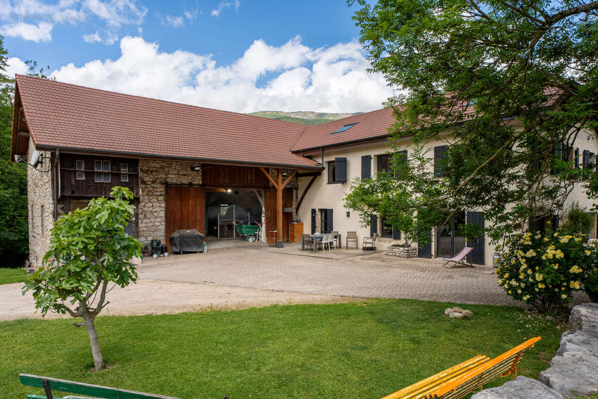 Maison à SAINT-GENIS-POUILLY