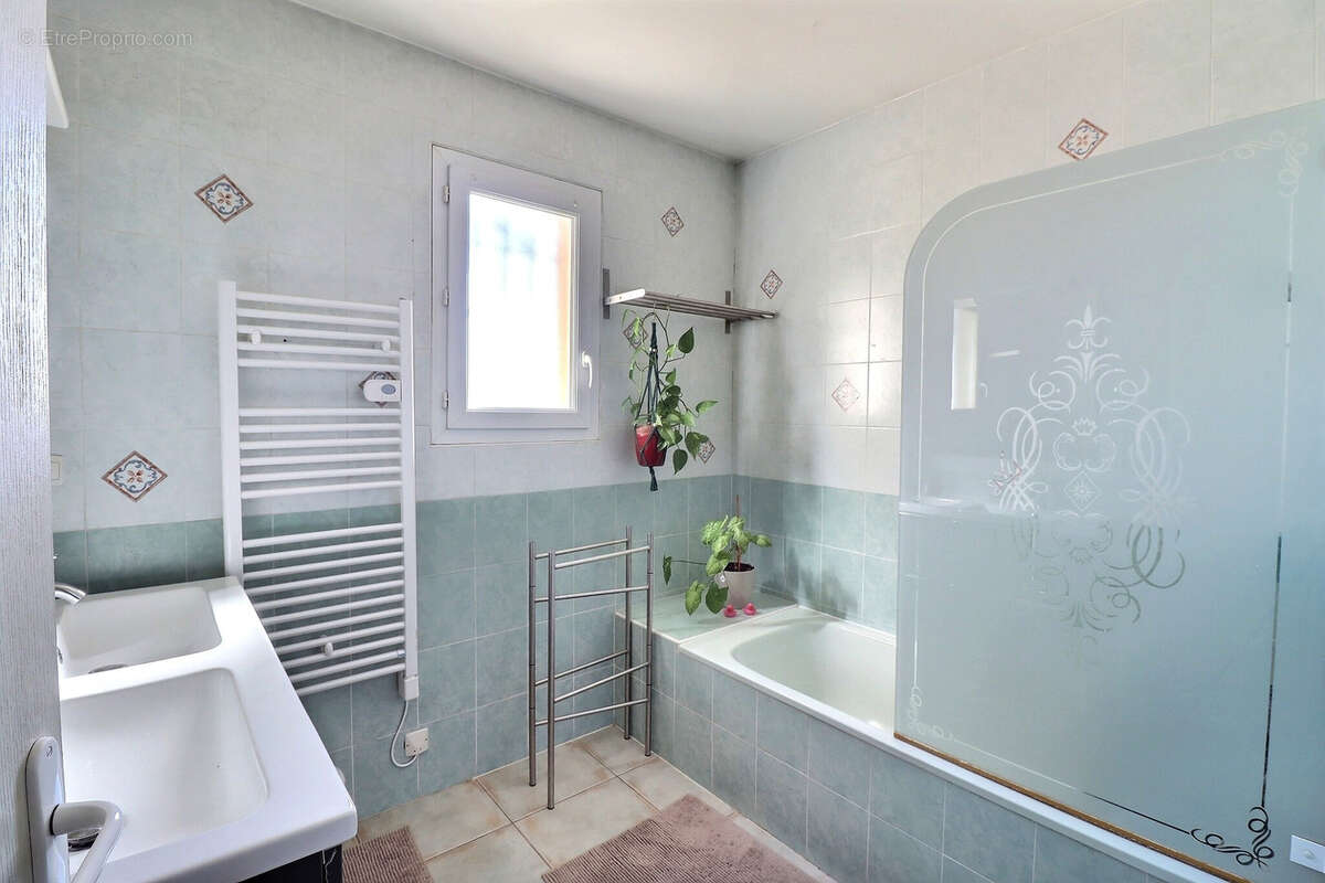 Maison à SAINT-LAURENT-D'AIGOUZE