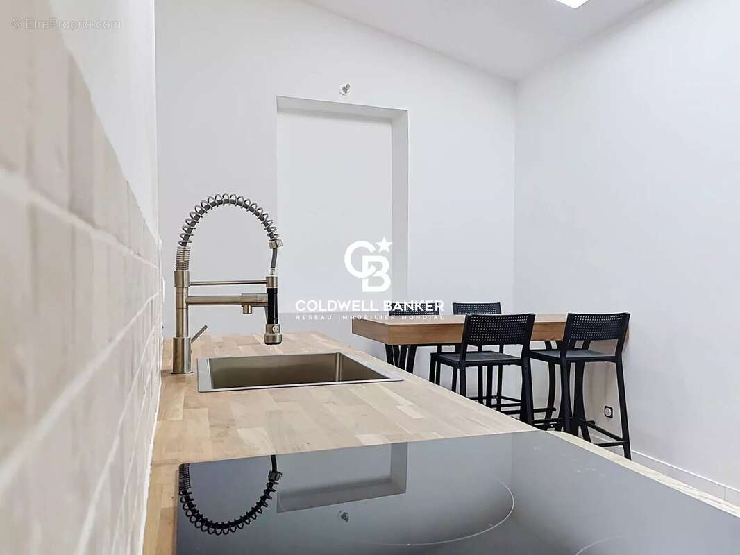 À deux pas du Vieux-Port, un appartement rénové aux volumes généreux - photo 2