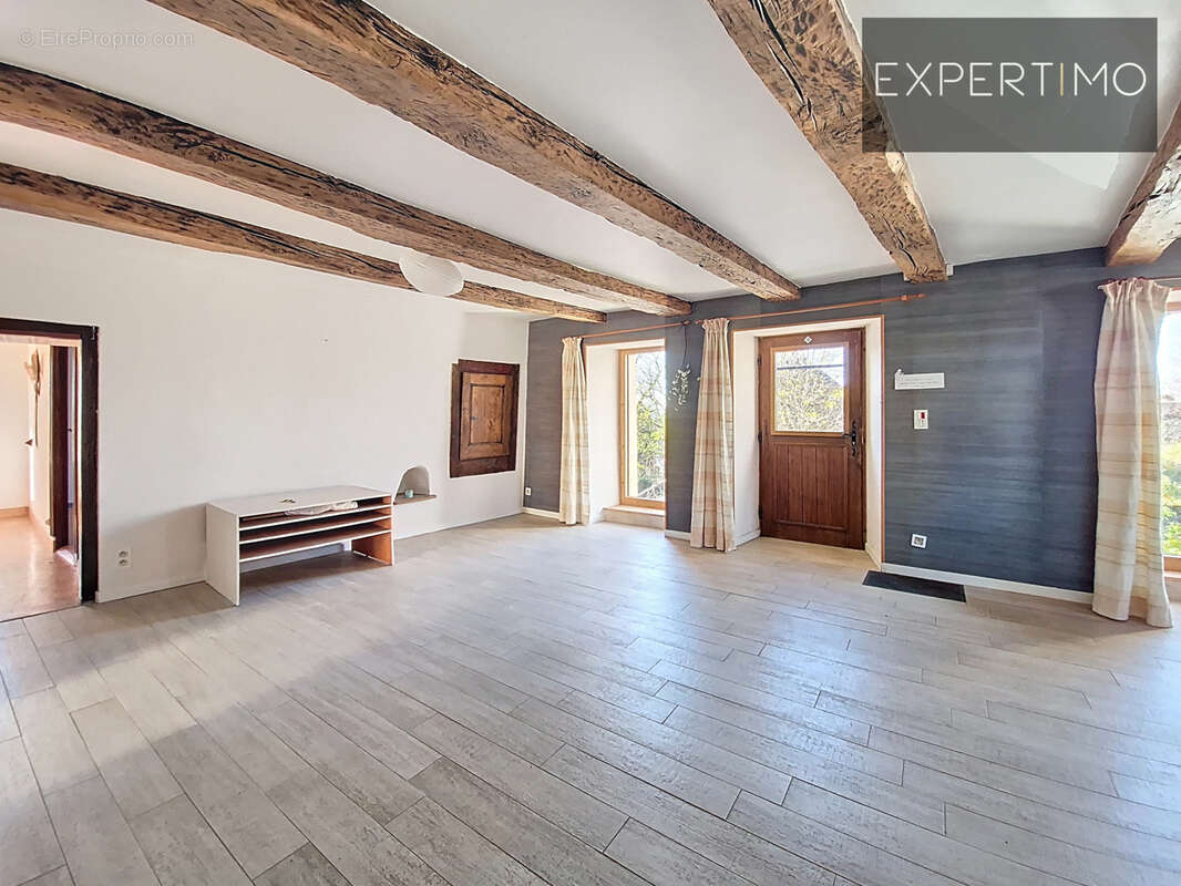 Ensemble immobilier unique : 2 maisons rénovées + studio + grange + 2 800 m2 de terrain   rentabilité & qualit - photo 6