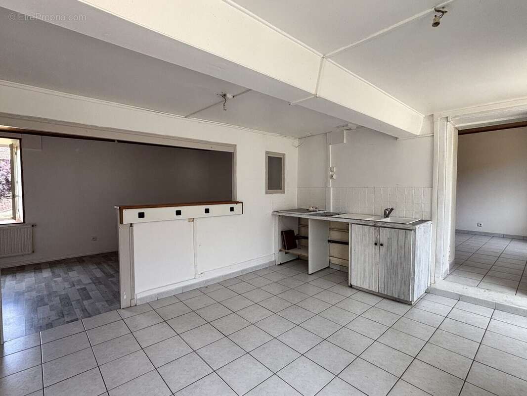 Maison 118 m² à Saint-Bonnet-Des-Bruyeres  - photo 7