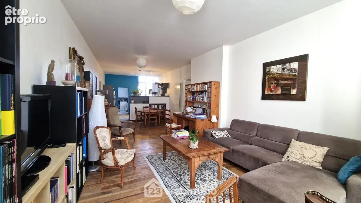 Une spacieuse pièce de vie de 46 m², généreusement baignée de lumière, où le charme du parquet ancien apporte une touche d?authenticité.