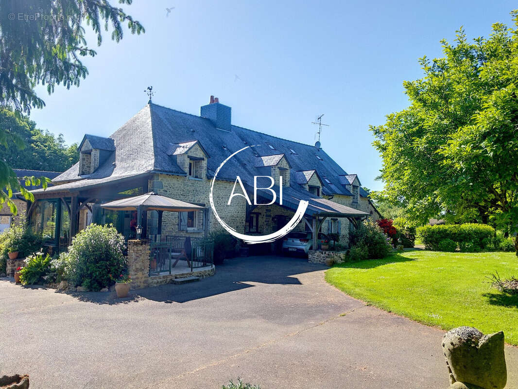 Maison 250 m² à Saint-Georges-Buttavent  - photo 5