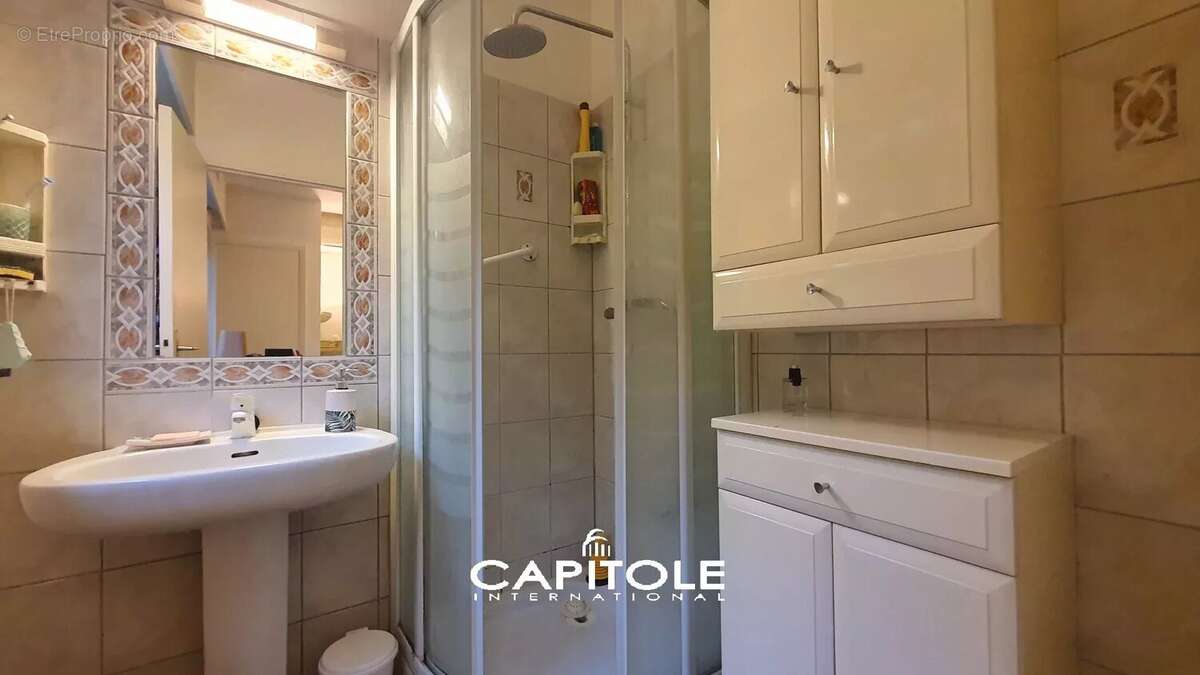 Antibes, à 5 mn à pied du centre, 4P rdj avec vue dégagée mer, résidence avec piscine et tennis, cave et garage. - photo 11