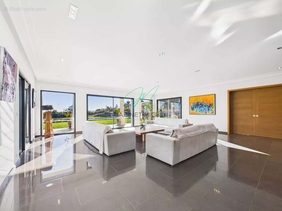 Maison à ROQUEFORT-LES-PINS