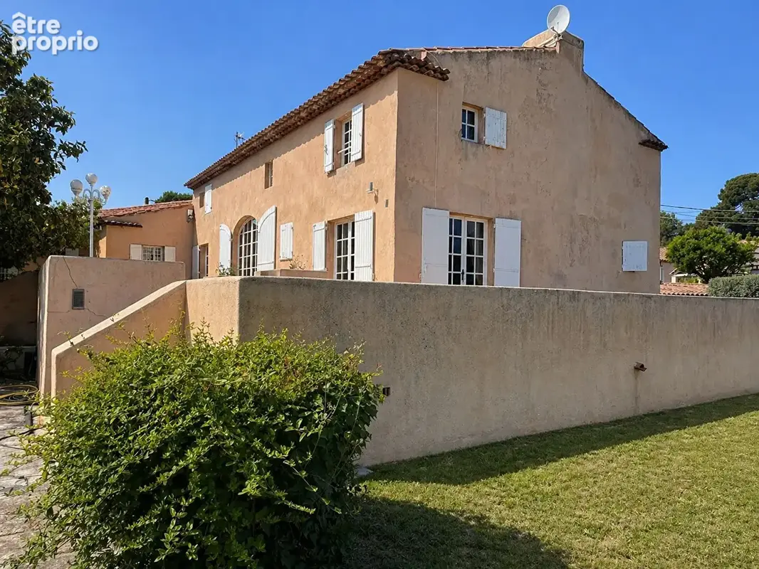 Maison de 246 m² avec sous-sol de 100 m², 3 garages fermés, piscine, sur 1849 m² de terrain en vente à Allauch - photo 2