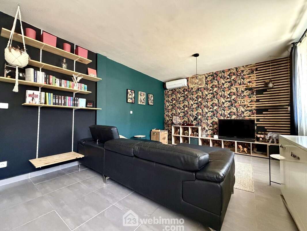 Une pièce de vie de 28 m2 - Appartement à SAN-MARTINO-DI-LOTA
