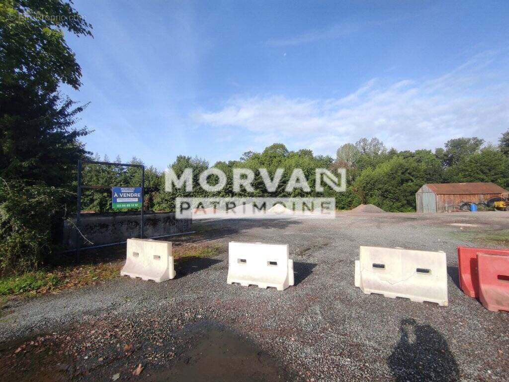 Terrain à MOULINS-ENGILBERT