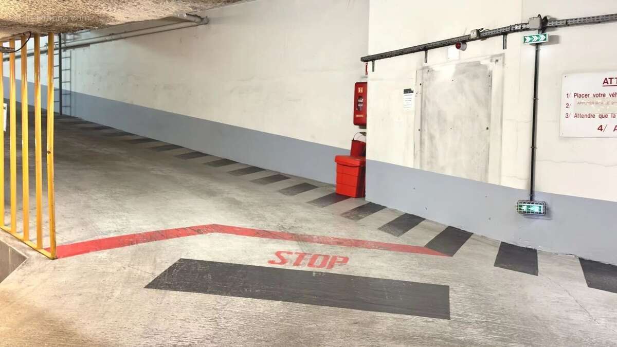 Parking à PARIS-9E