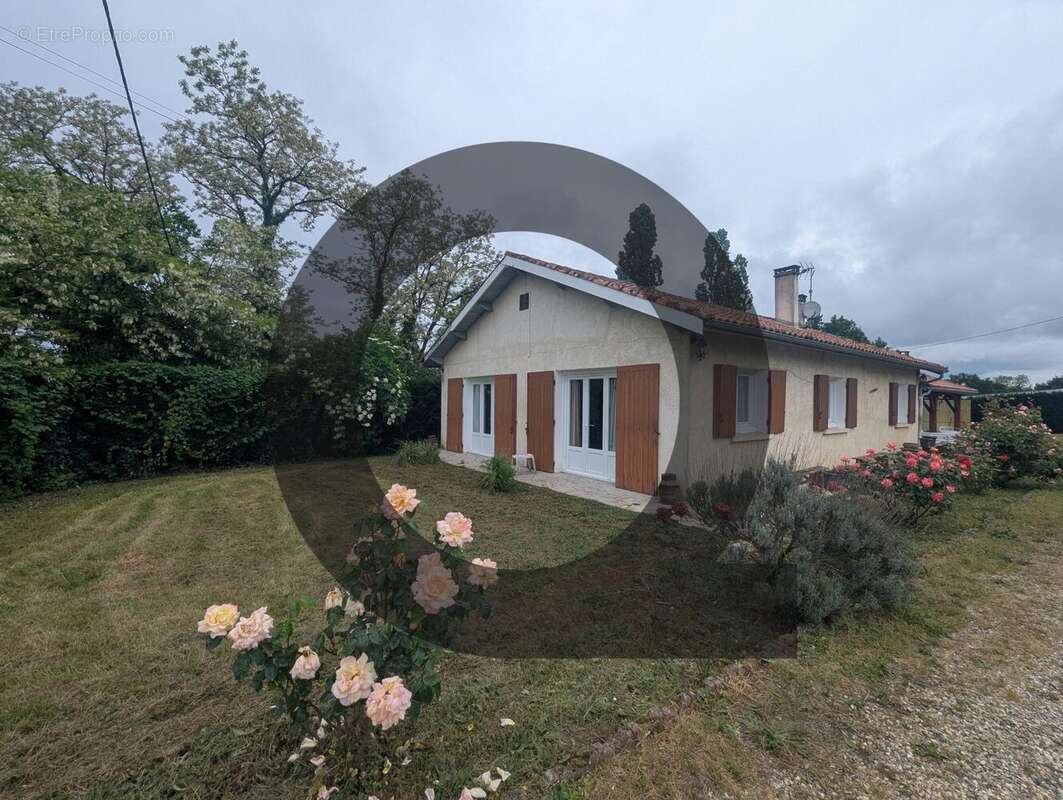 Vue baies vitrées donnant sur salon/ chambre 3 - Maison à HURE