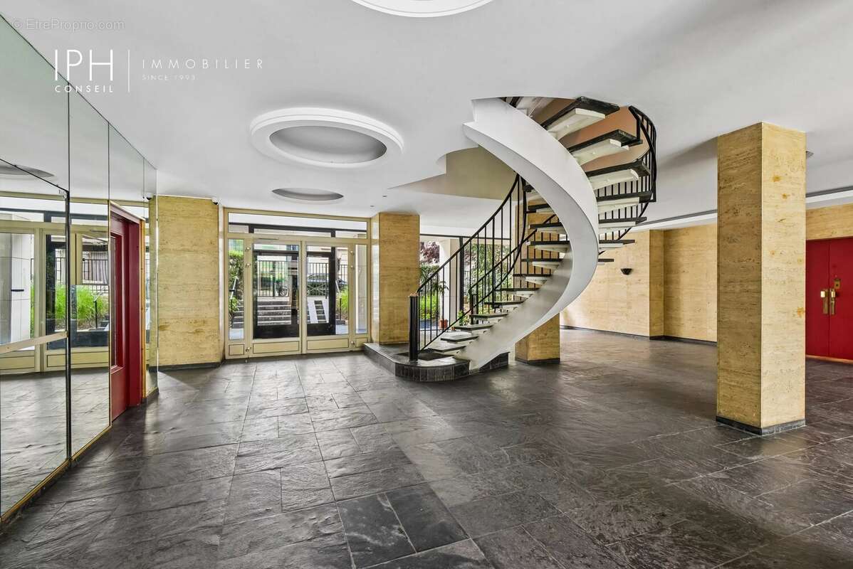 Appartement rénové, lumineux et proche commodités - photo 17