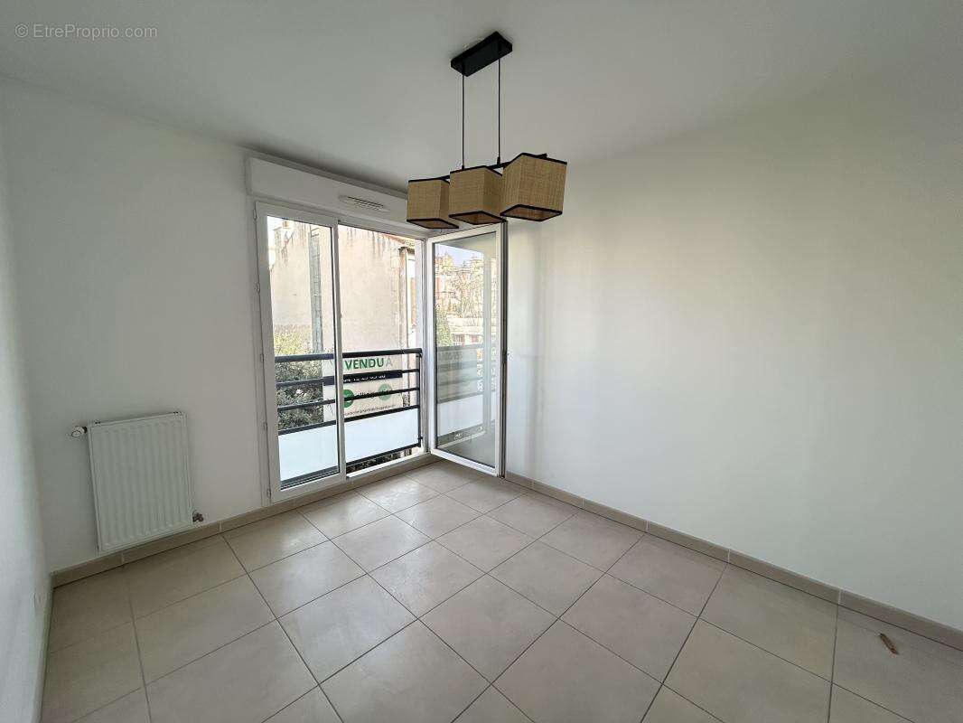 A vendre 13008 T3 traversant avec terrasse et parking - photo 12