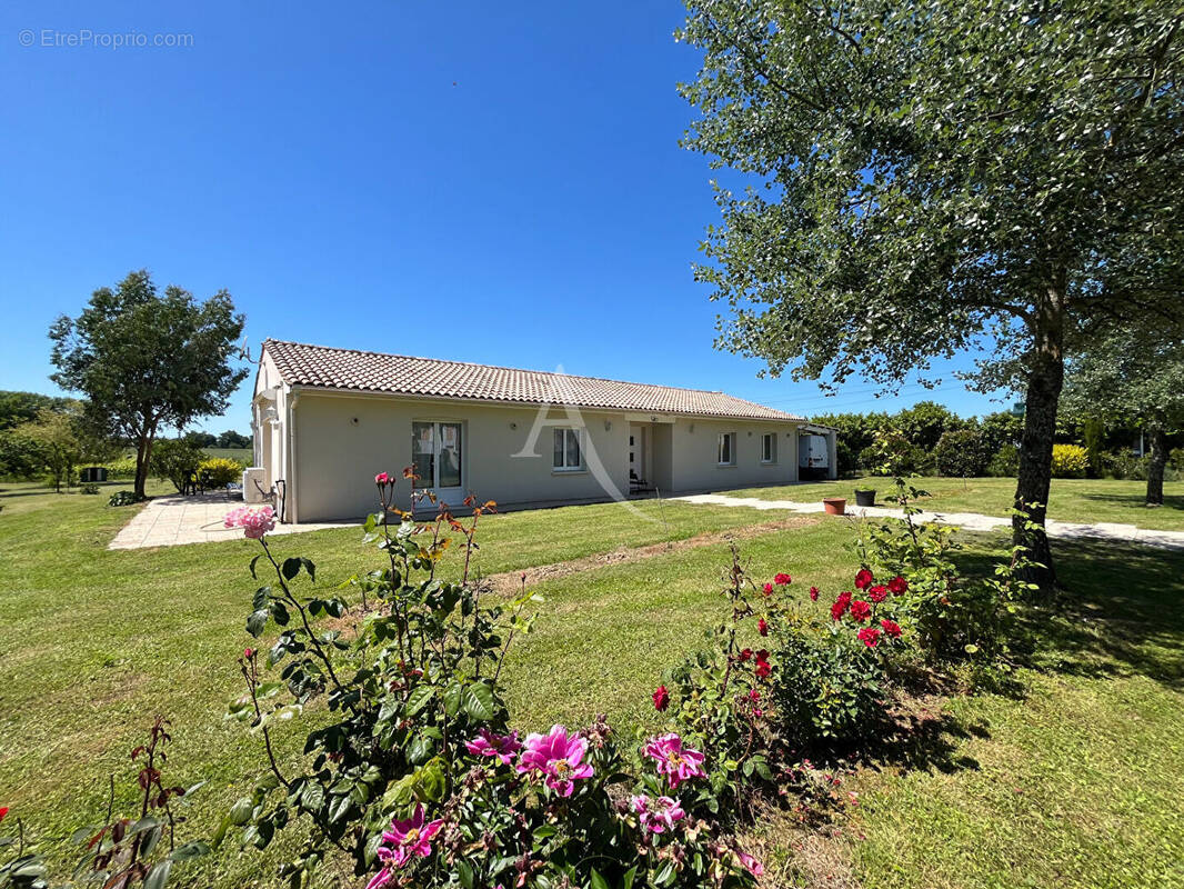 Maison à MONTENDRE