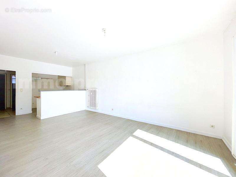 Appartement_Saint_Jeoire__grand_espace_proche_ecole_genève_frontière_suisse_ceva_bus_commerces_lumineux_calme_Balcon_extérieur_séjour_salon_cuisine_chambre_1_2_salle_de_bains_