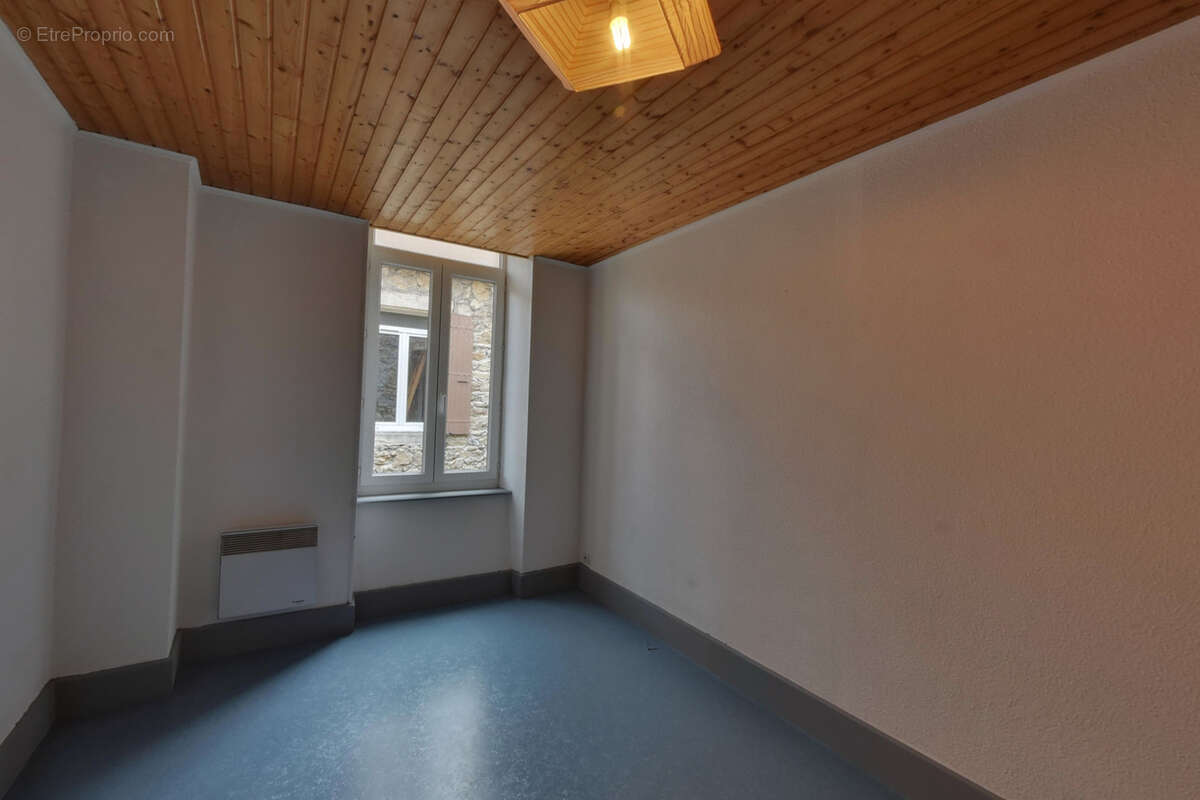 Maison à SAINT-SAUVEUR-DE-MONTAGUT