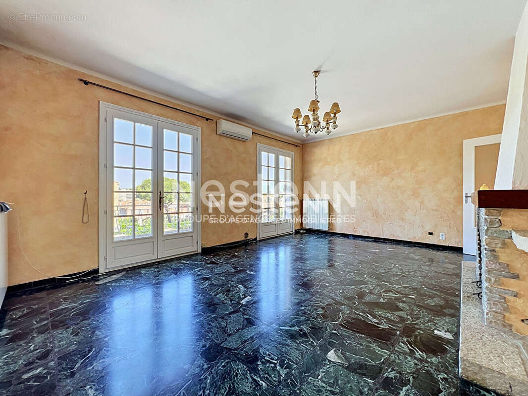 Golfe-Juan - Maison 5P 126 m² + Appartement indépendant 3P 98 m² - Terrain 1 480 m² - Sous-sol 70 m² - Parkings - Proche mer - photo 19