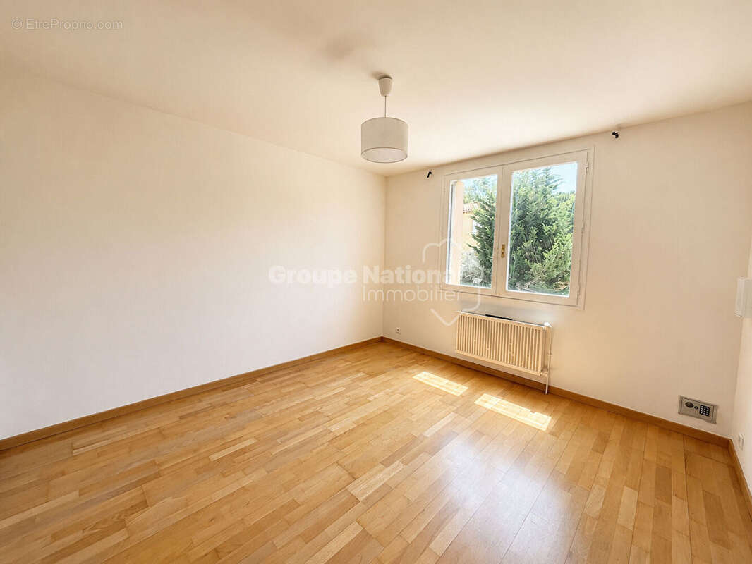 ENSUES LA REDONNE: Villa de type 6 de 142 m2 sur un terrain de 1066 m2. - photo 3
