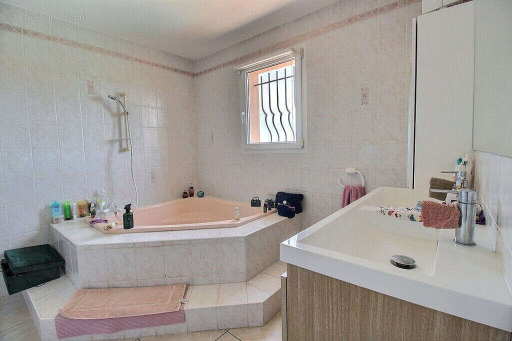 Maison à ROQUEBRUNE-SUR-ARGENS