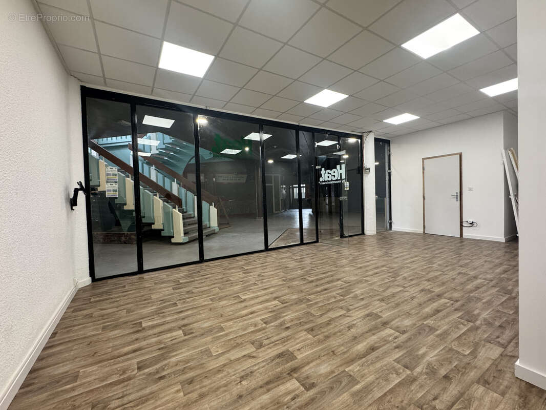 Murs commerciaux rénovés - 78,81 m2 - Opportunité d'investissement ! - photo 2