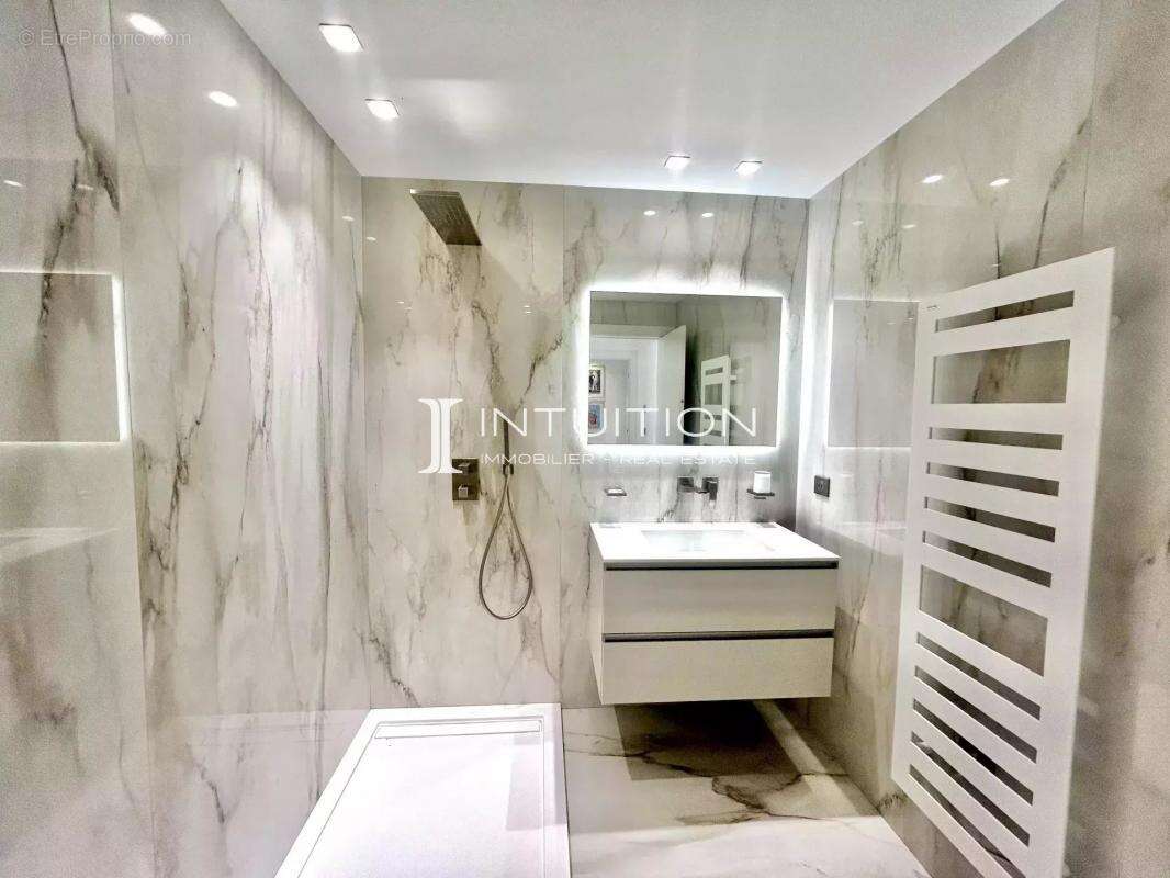 Cannes - Croisette : Magnifique appartement 3 pièces avec vue mer dans une résidence de renom - photo 11