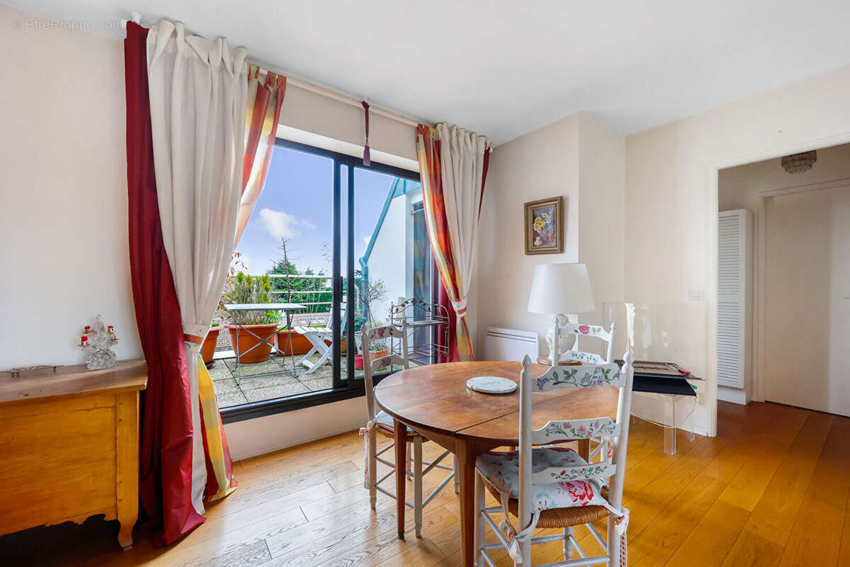 Appartement à LA GARENNE-COLOMBES