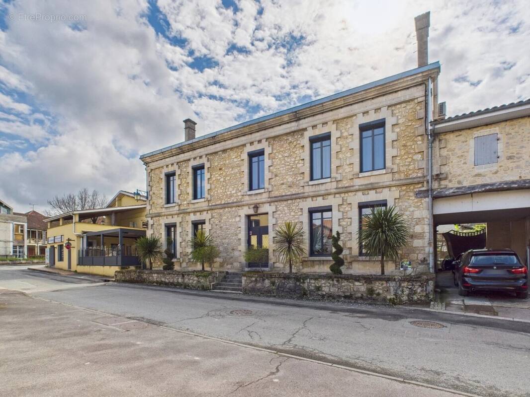 Maison à LA ROCHE-CHALAIS