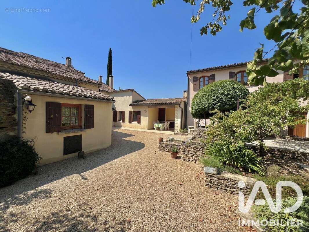 Maison 202 m² à Bouchet  - photo 2