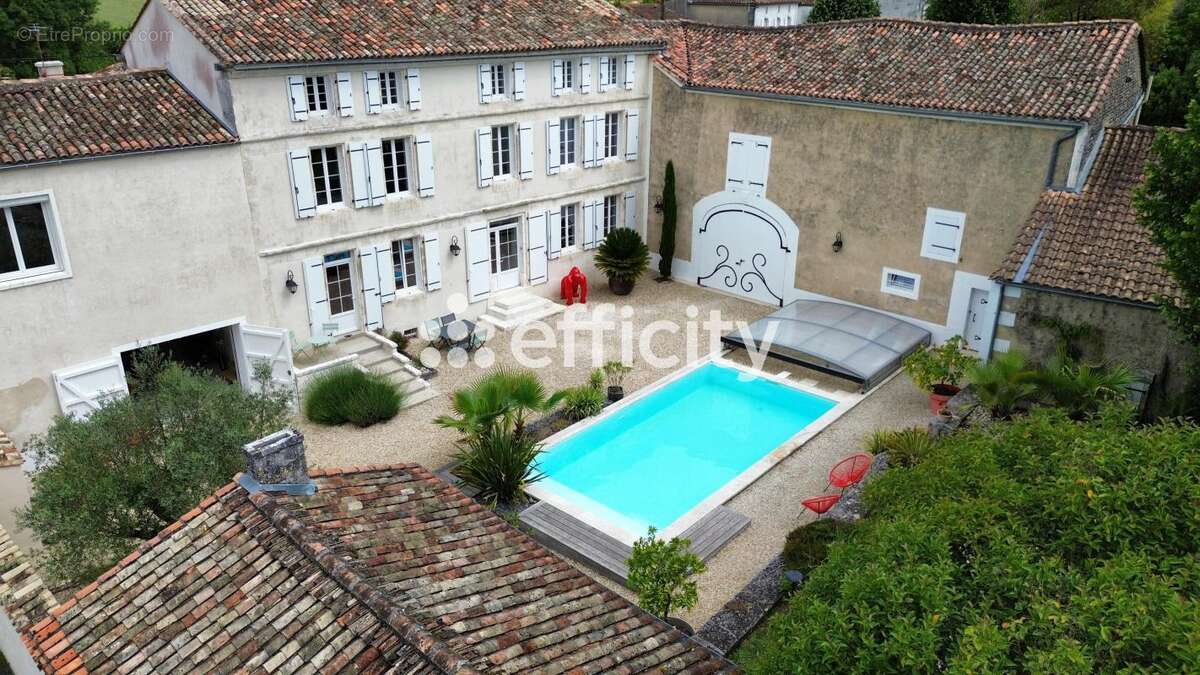 Maison à SAINT-GENIS-D&#039;HIERSAC