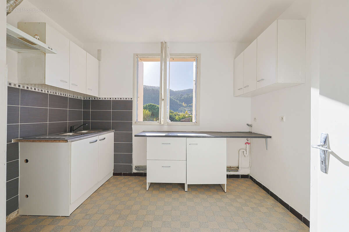 Appartement à SOLLIES-PONT