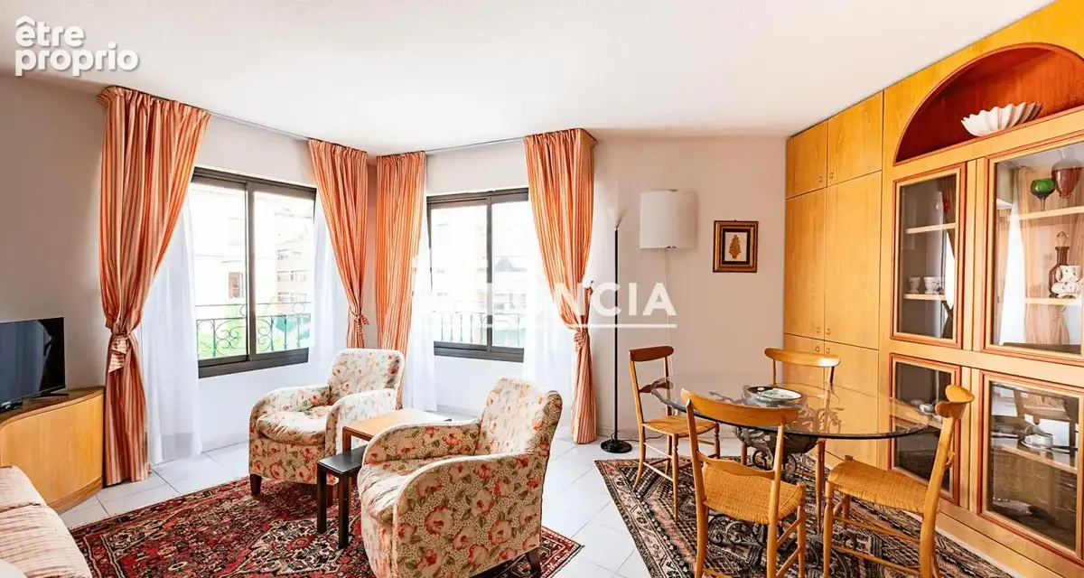 Menton centre ville, appartement de trois pieces entierement meublee sur mesure, vendu avec 2 garages - photo 6