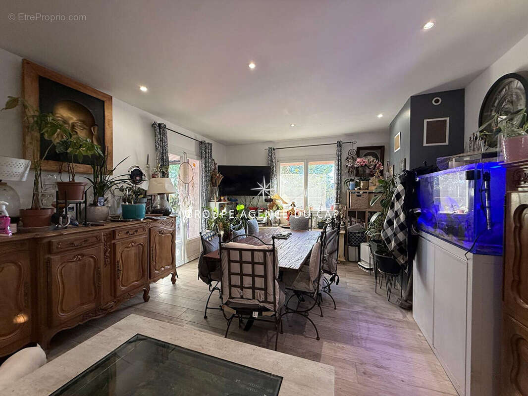 A vendre - villa aux issambres de plain-pied dans un quartier calme avec piscine et 3 chambres - photo 3